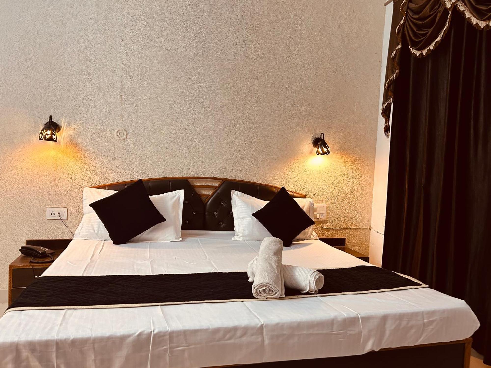 The For You Hotel & Restaurant Rishīkesh 外观 照片