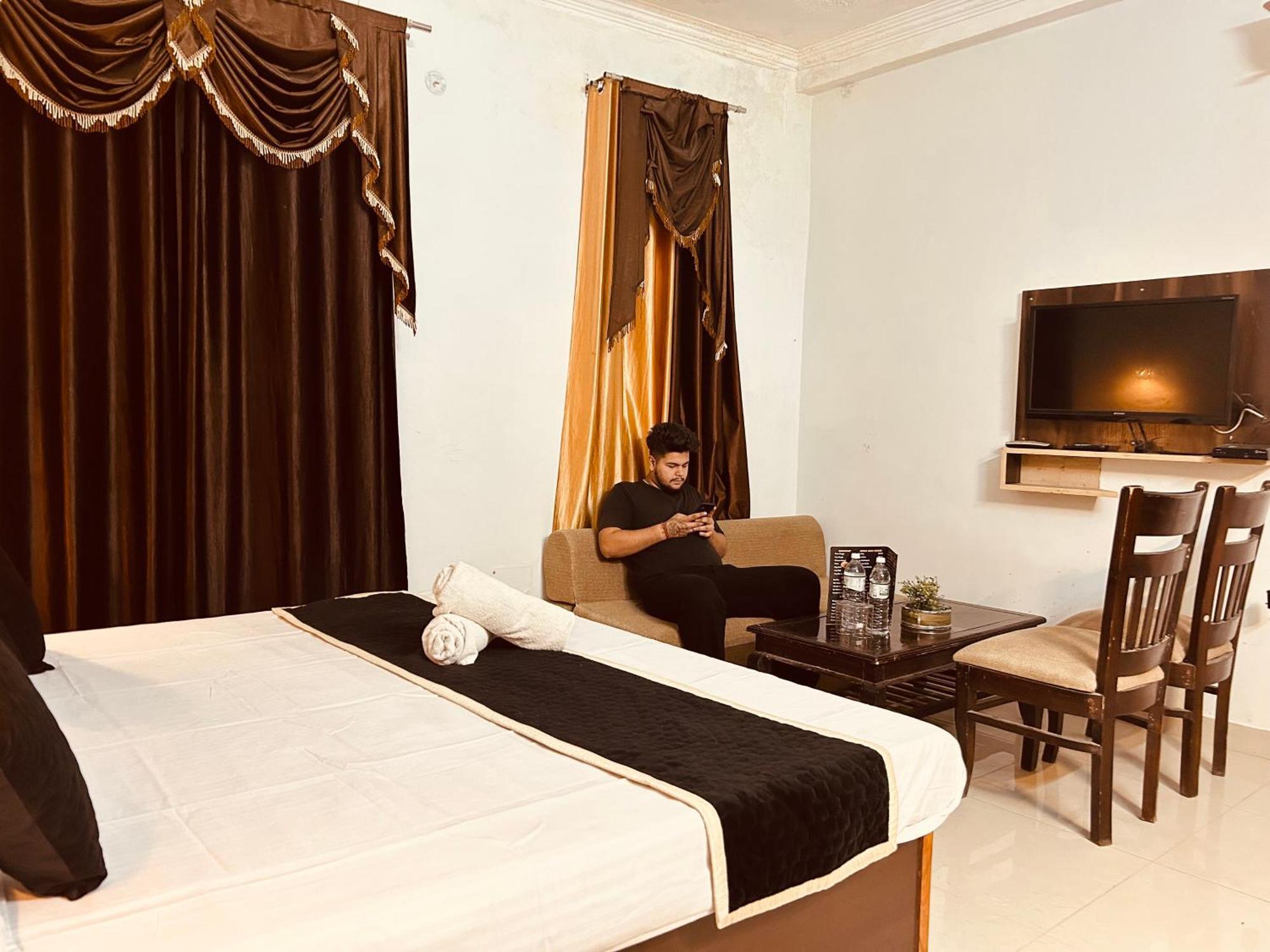 The For You Hotel & Restaurant Rishīkesh 外观 照片