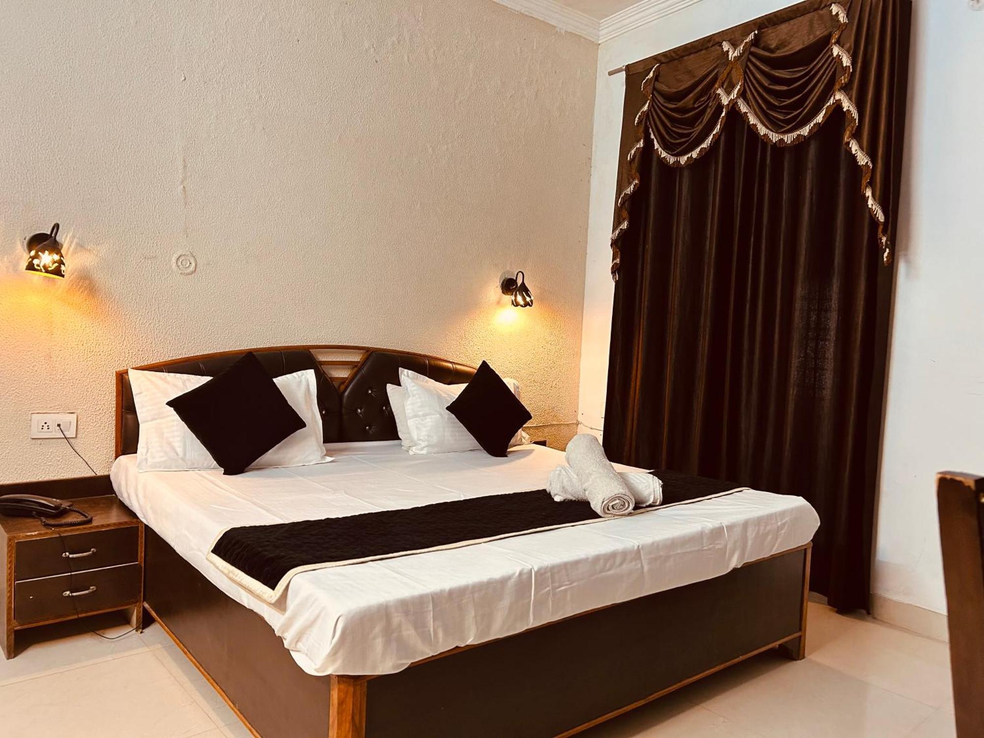 The For You Hotel & Restaurant Rishīkesh 外观 照片