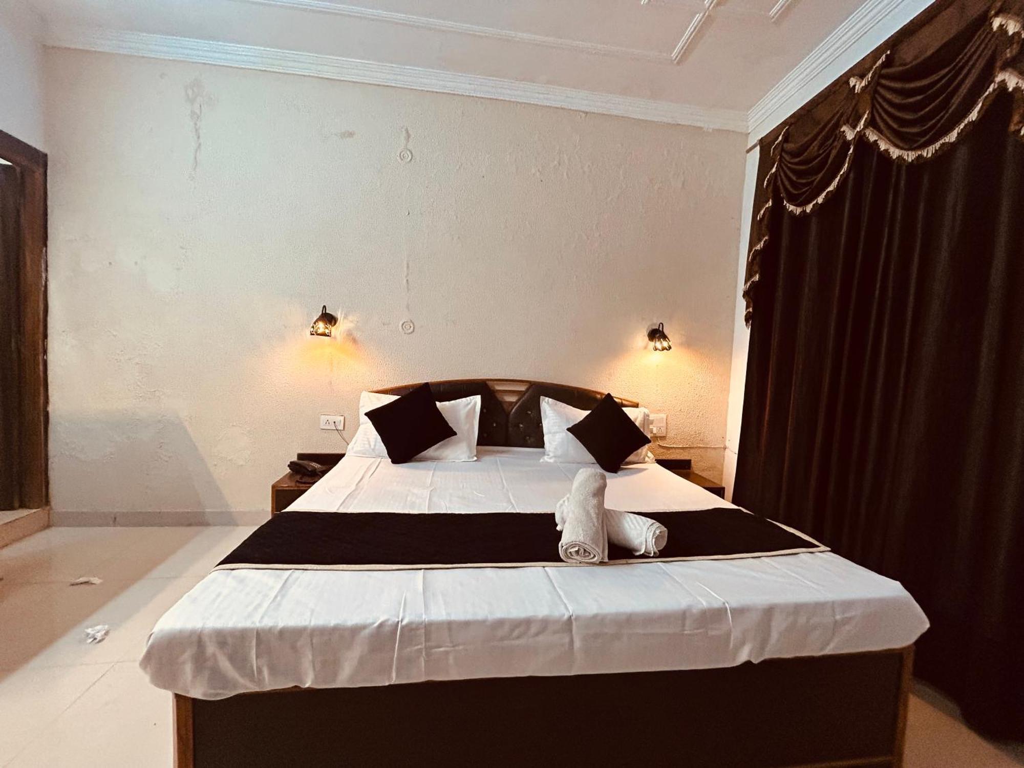The For You Hotel & Restaurant Rishīkesh 外观 照片